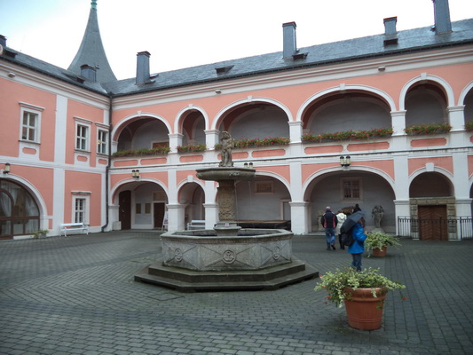 Nádvoří zámku v Sokolově.