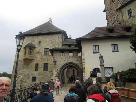 Před bránou hradu Loket.
