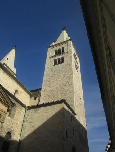Pražský hrad - věže baziliky Sv. Jiří.