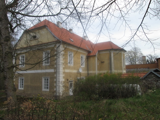 starší sídlo u zámku Hluboš